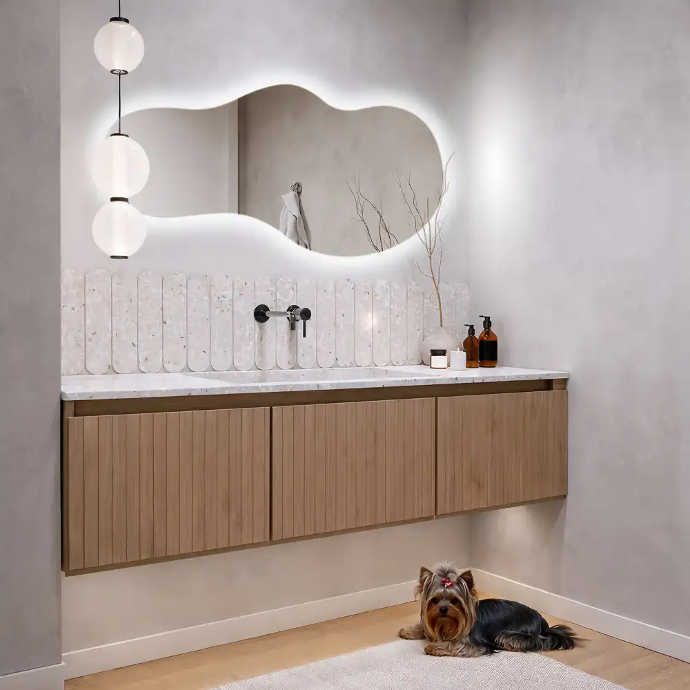 Asymmetrische led-spiegel voor aan de wand
