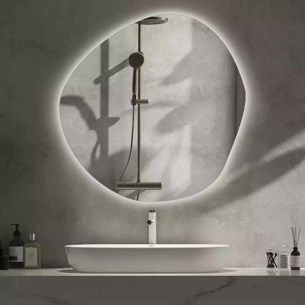 Asymmetrische spiegel met verlichting muur