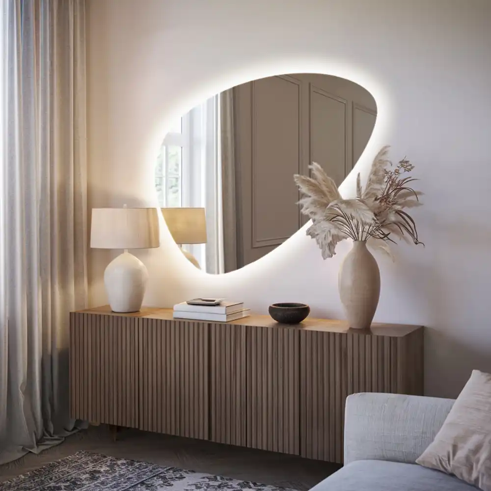 Eivormige wandspiegel met verlichting