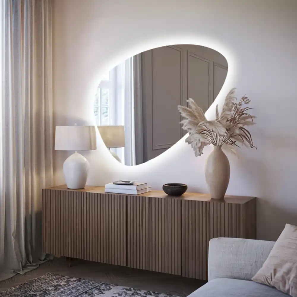 Eivormige wandspiegel met verlichting