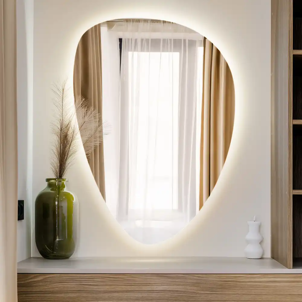 Eivormige wandspiegel met verlichting