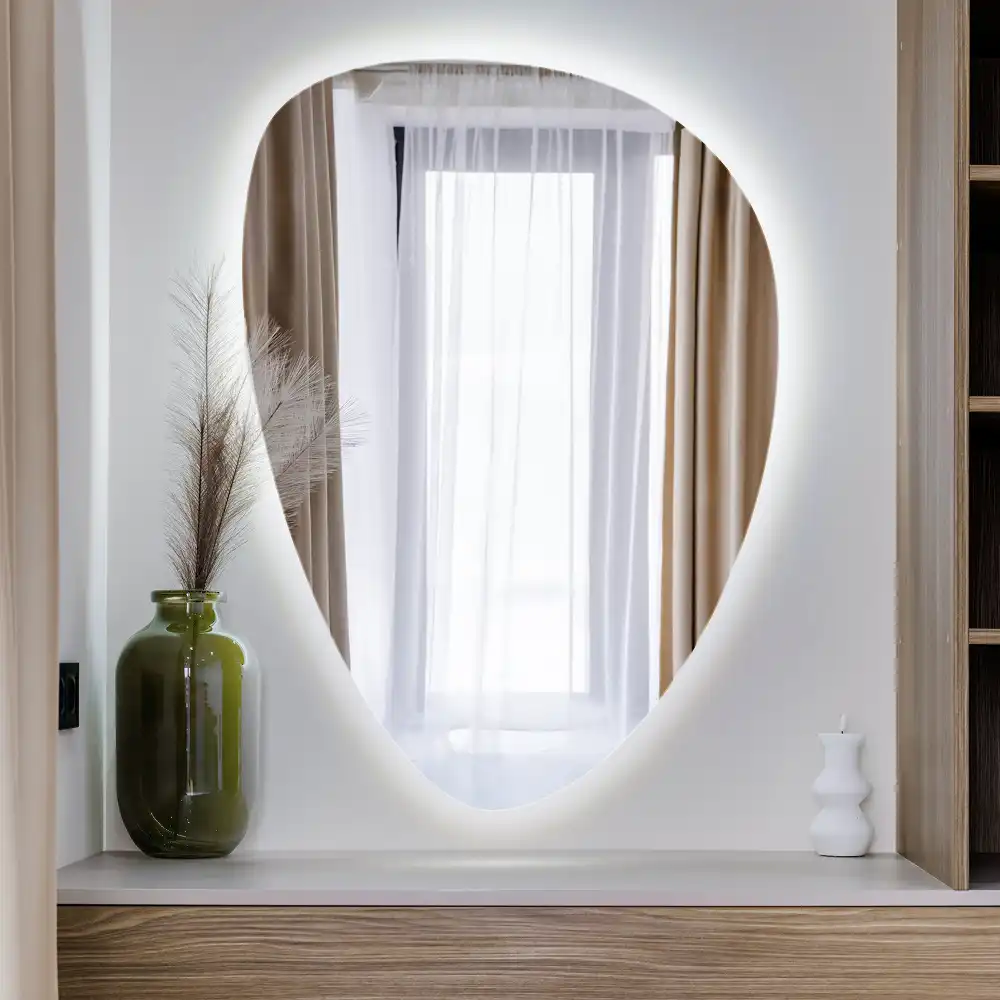 Eivormige wandspiegel met verlichting