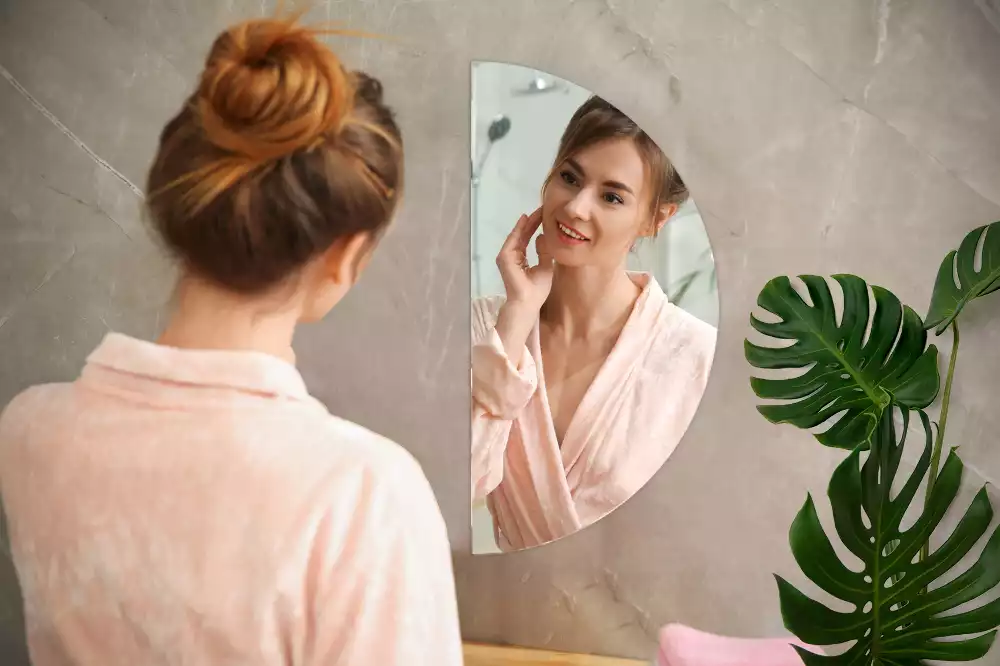 Halfronde spiegel hangend zonder lijst