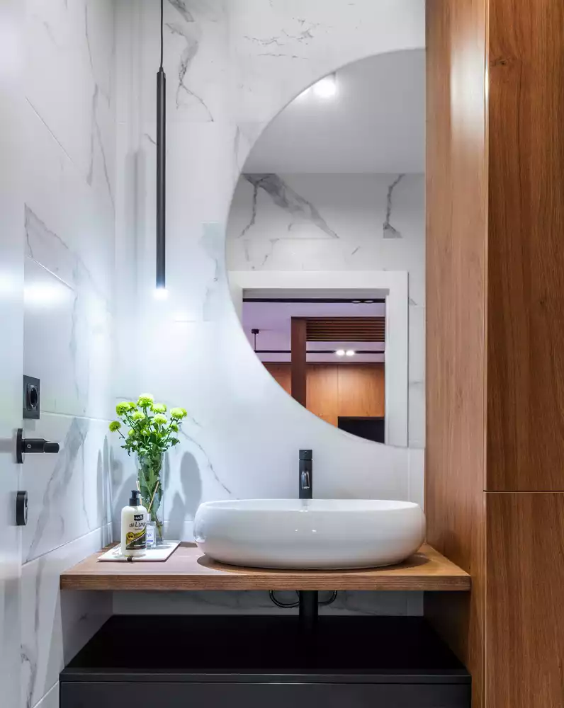 Halfronde spiegel hangend zonder lijst