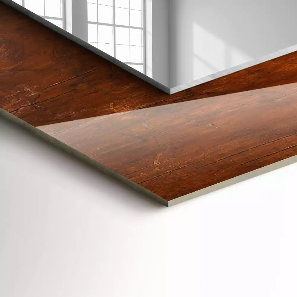 Bedrukte rechthoekige spiegel Oude houten tafel