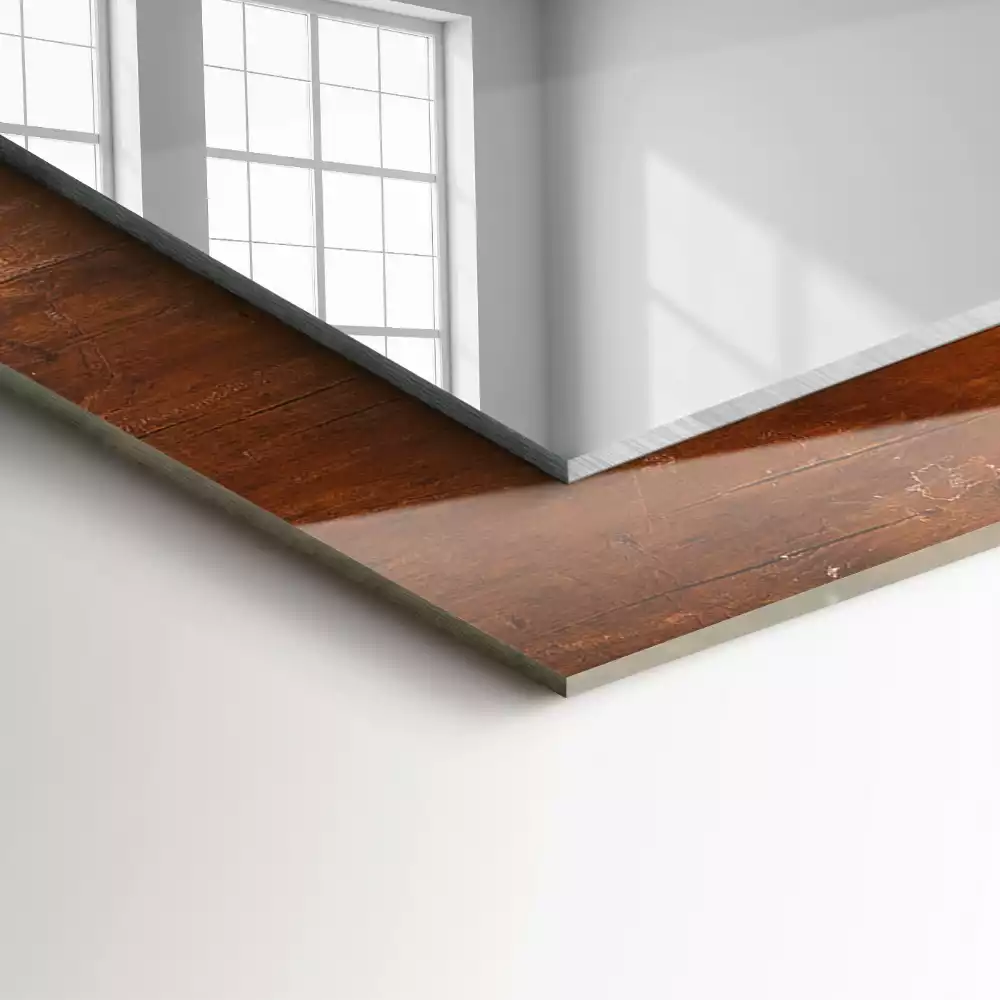 Bedrukte rechthoekige spiegel Oude houten tafel